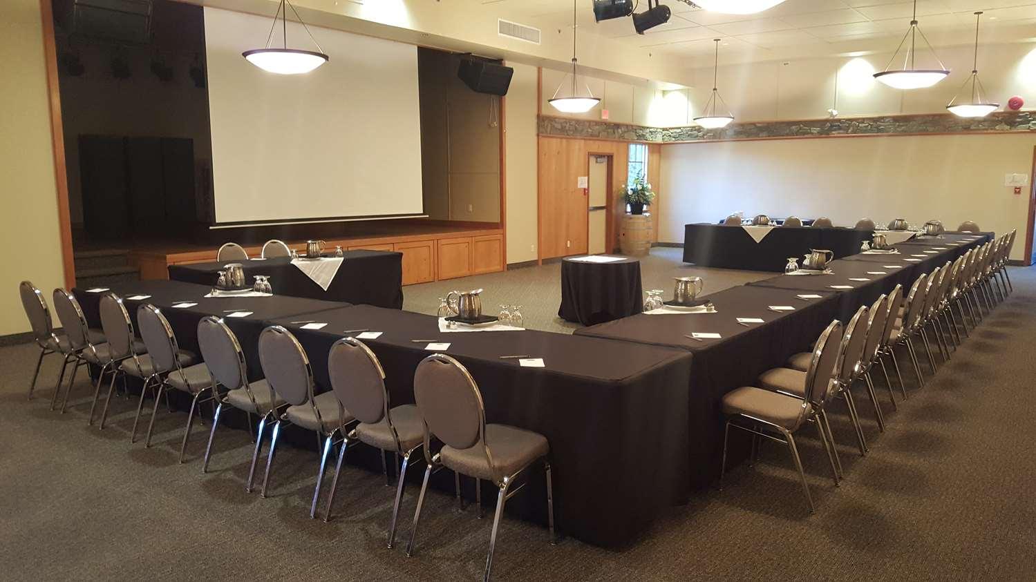 Prestige Hudson Bay Lodge & Conference Centre, Worldhotels Crafted Collection Смитърс Екстериор снимка